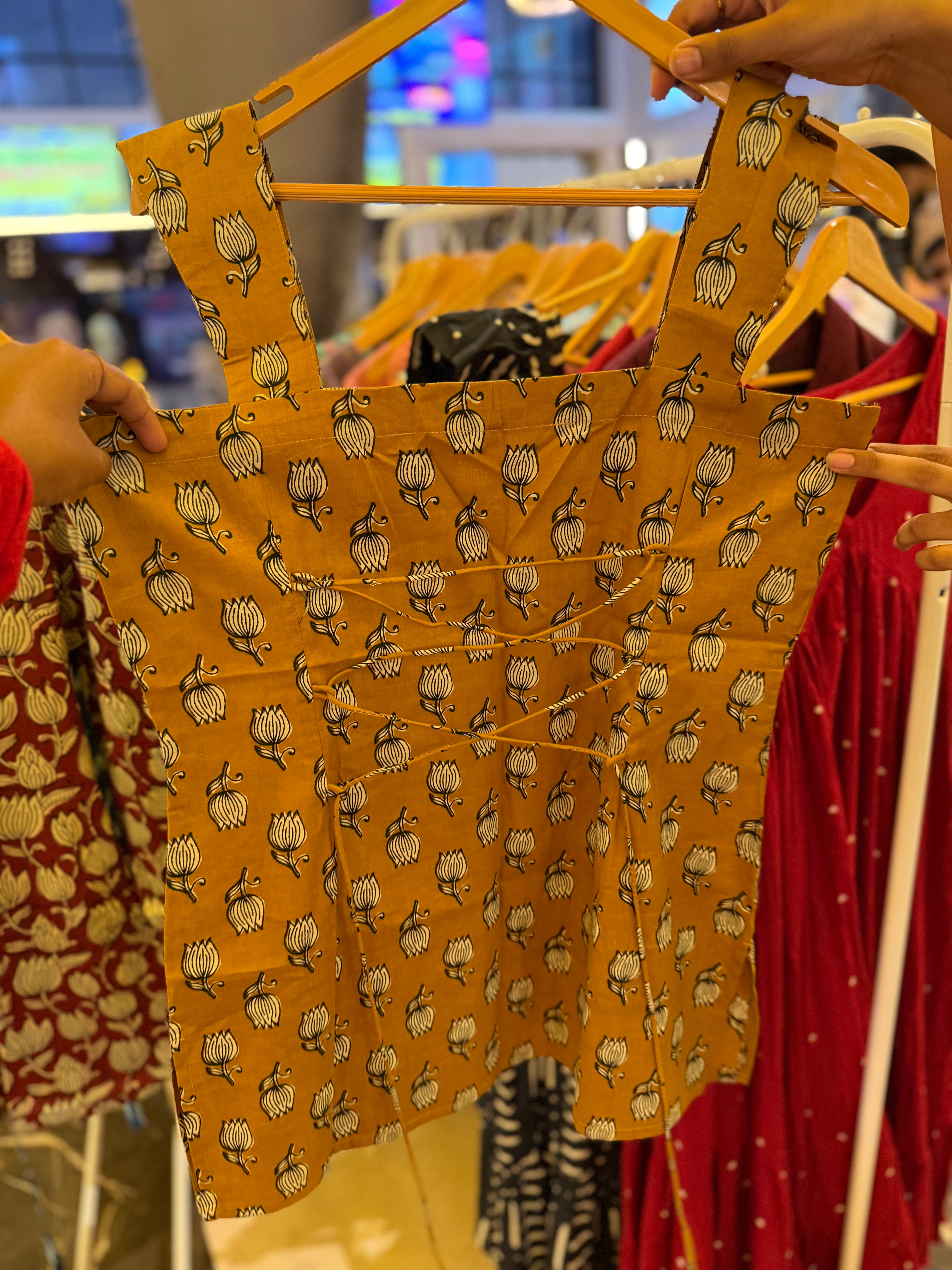 ELARA - short tops